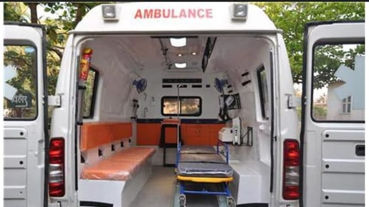 108 ആംബുലന്സ് ഡ്രൈവറെ സ്വകാര്യ ആംബുലന്സ് ഉടമയും ഡ്രൈവര്മാരും ചേർന്ന് മര്ദിച്ചതായി പരാതി 108 ആംബുലന്സ് ഡ്രൈവറെ സ്വകാര്യ ആംബുലന്സ് ഉടമയും ഡ്രൈവര്മാരും ചേർന്ന് മര്ദിച്ചതായി പരാതി