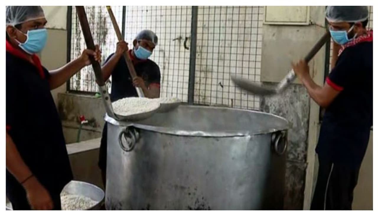 'വേണ്ടത്ര ഭക്ഷണം കിട്ടിയില്ല'; പെരുമ്പാവൂരില് നേരിയ പ്രതിഷേധവുമായി അതിഥി തൊഴിലാളികള് 'വേണ്ടത്ര ഭക്ഷണം കിട്ടിയില്ല'; പെരുമ്പാവൂരില് നേരിയ പ്രതിഷേധവുമായി അതിഥി തൊഴിലാളികള്