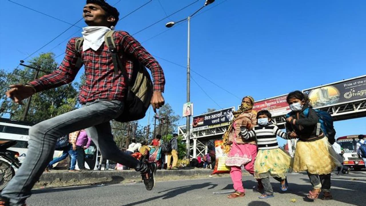 पलायन रोकने के लिए गृह मंत्रालय ने जारी की एडवाइजरी, कहा, लोगों को बताएं कि गेहूं, चावल, दाल फ्री में मिल रहा पलायन रोकने के लिए गृह मंत्रालय ने जारी की एडवाइजरी, कहा, लोगों को बताएं कि गेहूं, चावल, दाल फ्री में मिल रहा