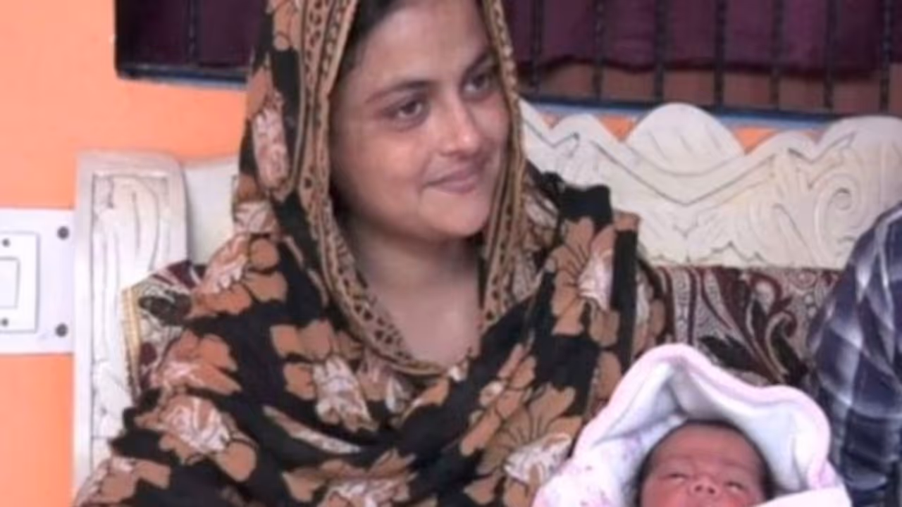 ഇങ്ങനെയും പൊലീസുണ്ട്; വീഡിയോയില് സഹായം ചോദിച്ചപ്പോഴേക്ക് നടപടി... ഇങ്ങനെയും പൊലീസുണ്ട്; വീഡിയോയില് സഹായം ചോദിച്ചപ്പോഴേക്ക് നടപടി...