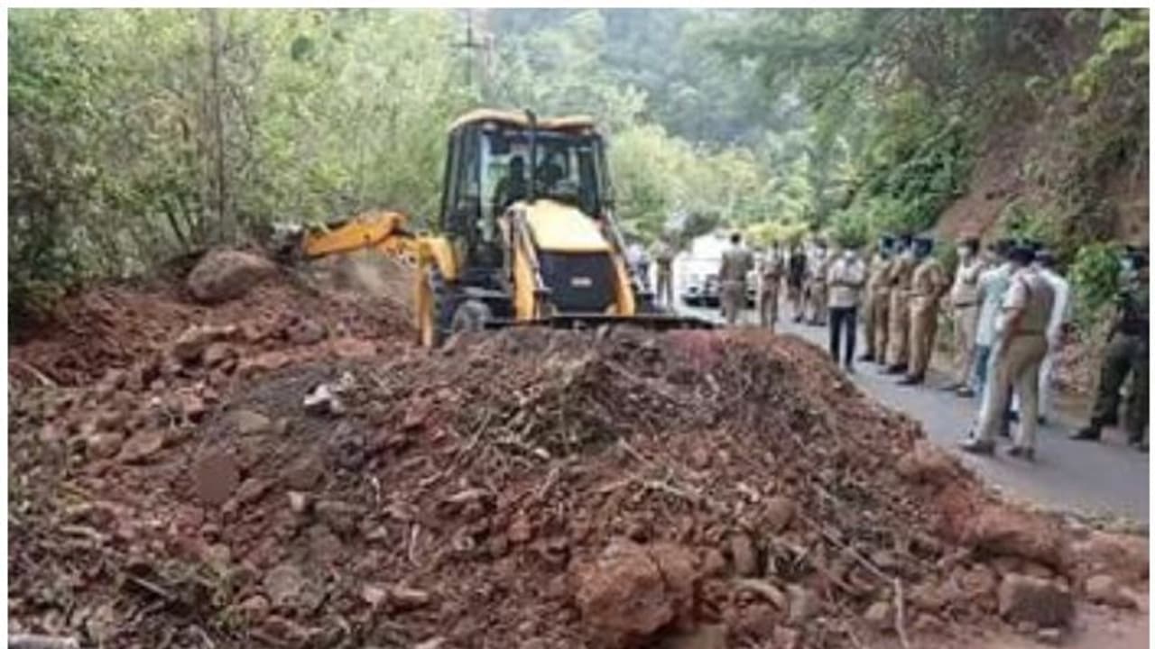 'കേരളത്തില് നിന്ന് ആംബുലന്സ് പോലും കടത്തിവിടില്ല'; കടുപ്പിച്ച് കര്ണാടകം 'കേരളത്തില് നിന്ന് ആംബുലന്സ് പോലും കടത്തിവിടില്ല'; കടുപ്പിച്ച് കര്ണാടകം