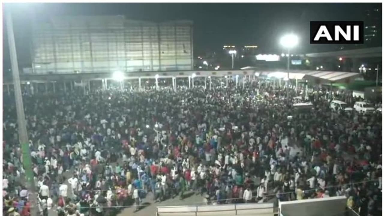 ദില്ലിയില്‍ ബസ് പിടിക്കാന്‍ ആയിരങ്ങള്‍ ബസ് ടെര്‍മിനലില്‍; ആശങ്ക
