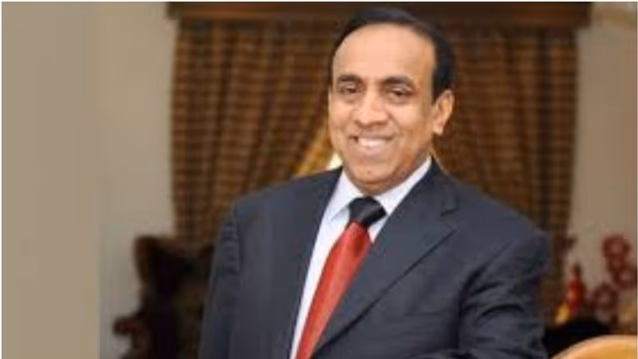 മുഖ്യമന്ത്രിയുടെ ദുരിതാശ്വാസനിധിയിലേക്ക് അഞ്ച് കോടി, ഒരു ലക്ഷം ജീവനക്കാര്ക്കും സഹായം പ്രഖ്യാപിച്ച് രവി പിള്ള മുഖ്യമന്ത്രിയുടെ ദുരിതാശ്വാസനിധിയിലേക്ക് അഞ്ച് കോടി, ഒരു ലക്ഷം ജീവനക്കാര്ക്കും സഹായം പ്രഖ്യാപിച്ച് രവി പിള്ള