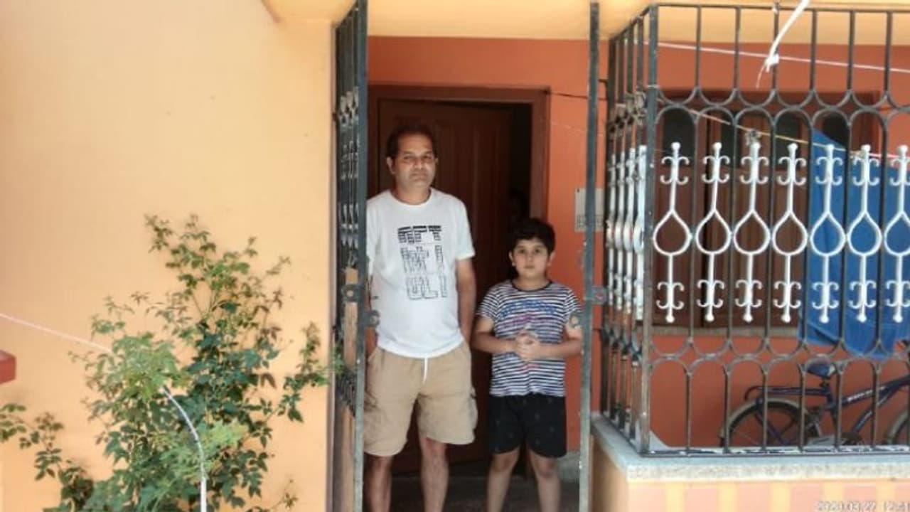 বিপদে গরিব মানুষদের সহায়, করোনা আতঙ্কের মাঝে মানবিকতার নজির কাশ্মীরি শালওয়ালার বিপদে গরিব মানুষদের সহায়, করোনা আতঙ্কের মাঝে মানবিকতার নজির কাশ্মীরি শালওয়ালার