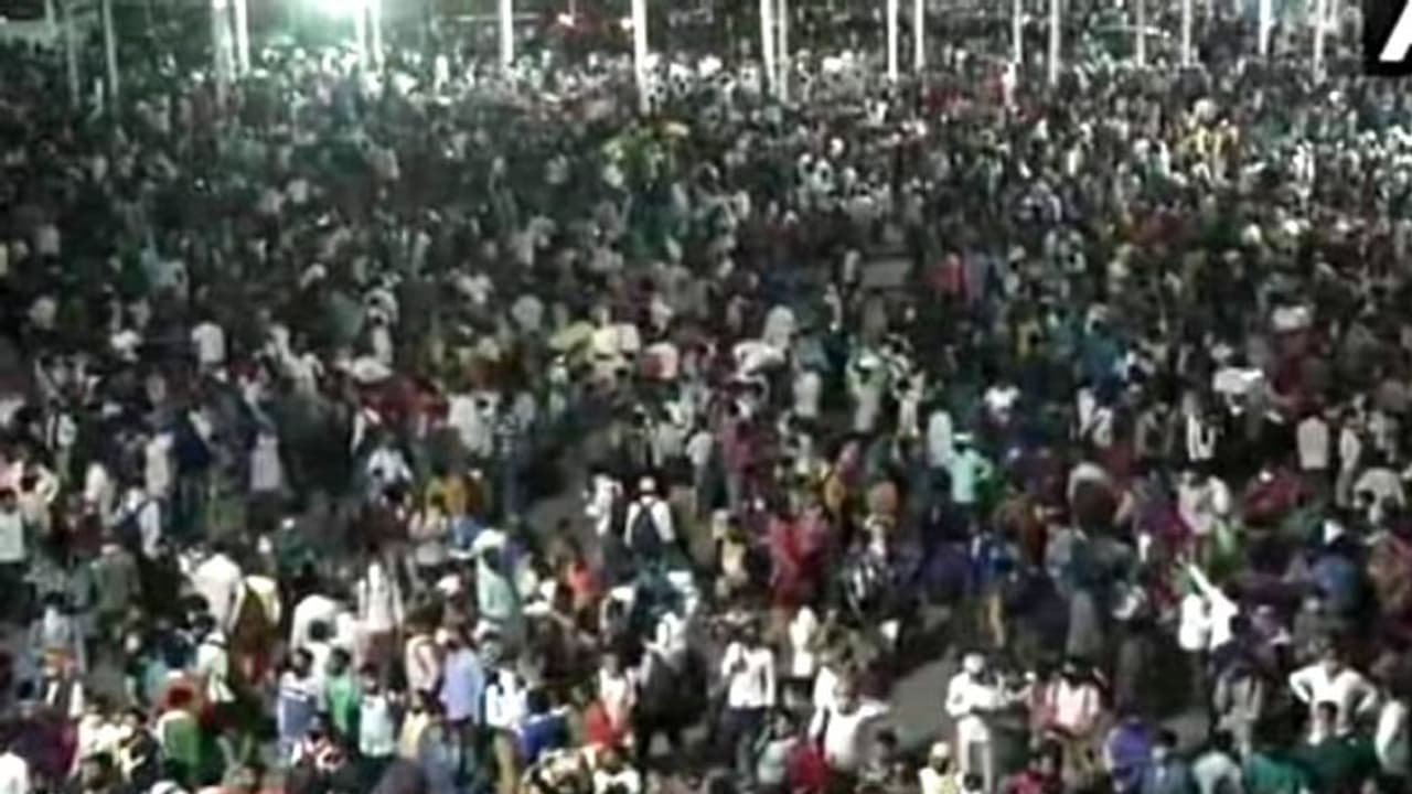 লকডাউনের মধ্য়েও দিল্লিতে লাখো লোকের মাথা, করোনা আতঙ্কেও রাজনীতির যুদ্ধে আপ বিজেপি লকডাউনের মধ্য়েও দিল্লিতে লাখো লোকের মাথা, করোনা আতঙ্কেও রাজনীতির যুদ্ধে আপ বিজেপি