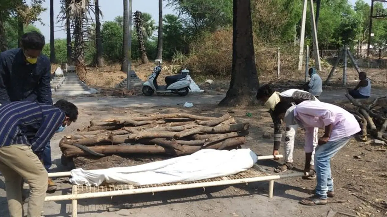దిక్కు మొక్కు లేని మహిళ శవానికి వారే దిక్కై.... దిక్కు మొక్కు లేని మహిళ శవానికి వారే దిక్కై....