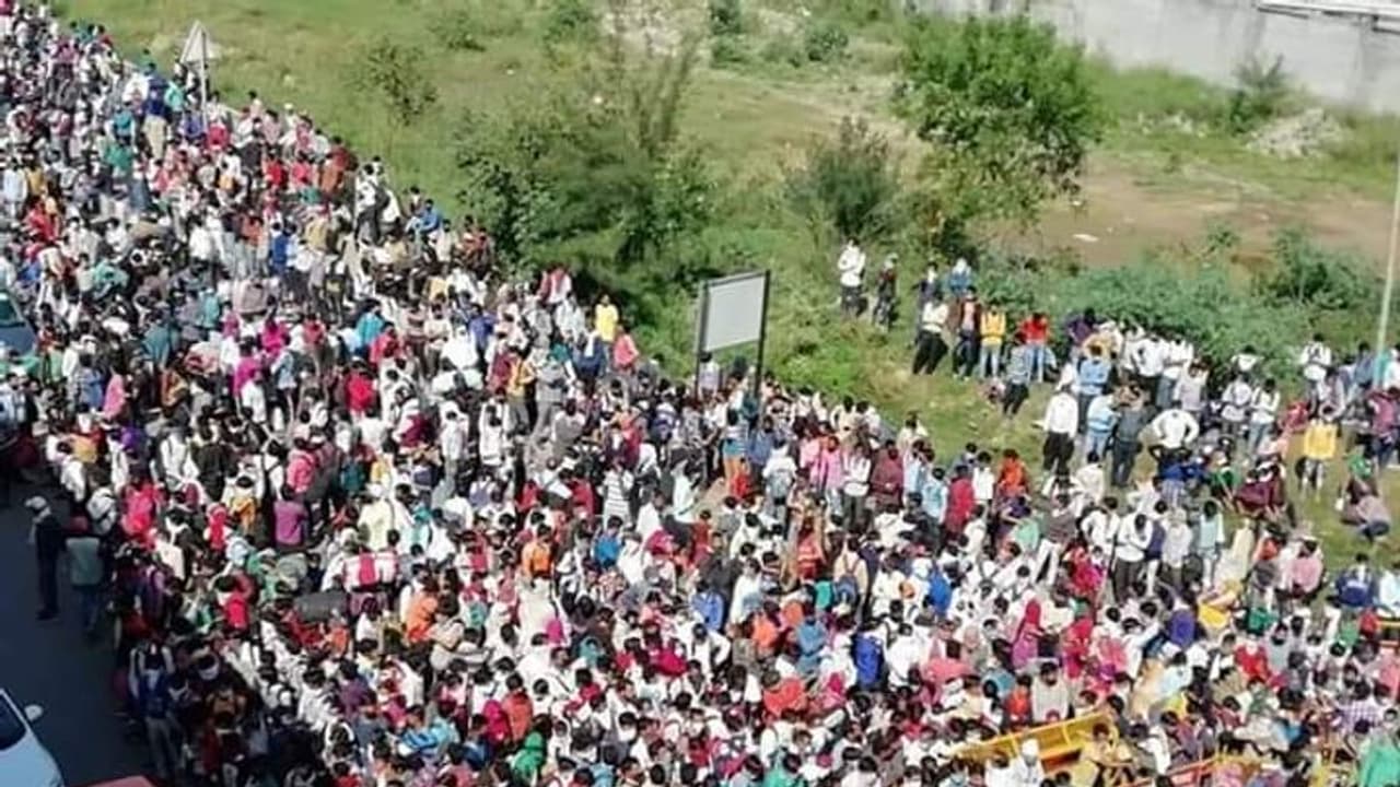 లాక్ డౌన్: 200 కిమీ నడిచి, హైవేపై కుప్పకూలి తుదిశ్వాస విడిచాడు లాక్ డౌన్: 200 కిమీ నడిచి, హైవేపై కుప్పకూలి తుదిశ్వాస విడిచాడు