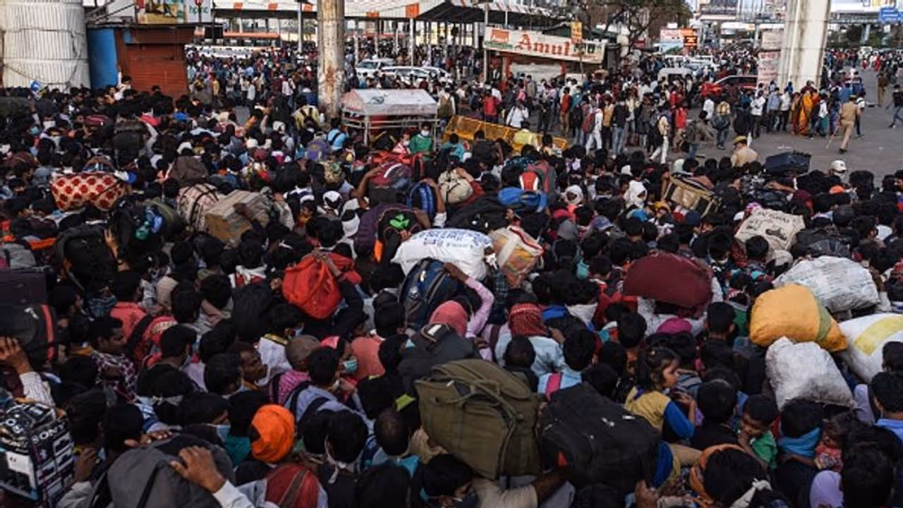 వలస కార్మికుల ఇళ్లకు నీళ్లు, విద్యుత్ నిలిపివేత: ఢిల్లీపై యూపీ సర్కార్ విమర్శలు వలస కార్మికుల ఇళ్లకు నీళ్లు, విద్యుత్ నిలిపివేత: ఢిల్లీపై యూపీ సర్కార్ విమర్శలు