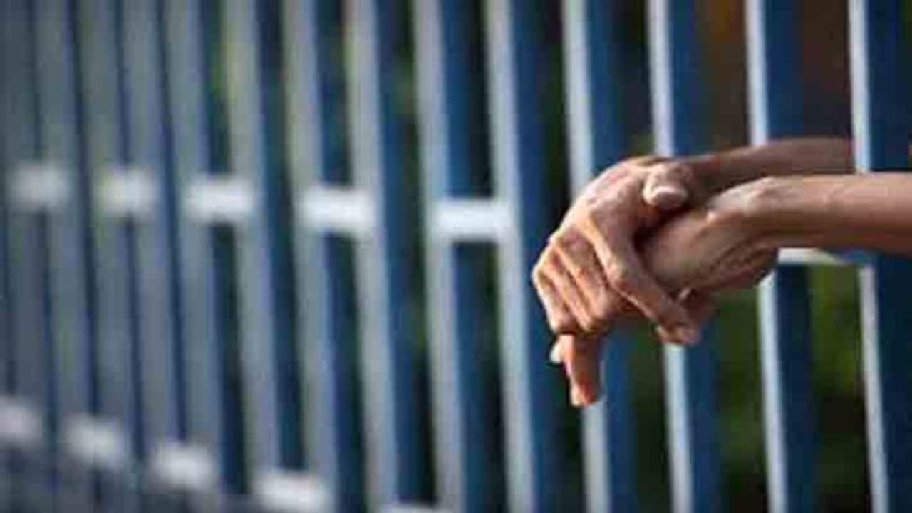 பயங்கர அதிர்ச்சி... 1800 சிறை கைதிகளுக்கு கொரோனா..!! 38 பேருக்க வெளி மருத்துவமனைகளில் சிகிச்சை..!! பயங்கர அதிர்ச்சி... 1800 சிறை கைதிகளுக்கு கொரோனா..!! 38 பேருக்க வெளி மருத்துவமனைகளில் சிகிச்சை..!!