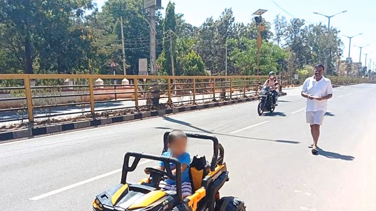 ജനം വീട്ടിലിരിക്കുമ്പോള് പേരക്കുട്ടിക്കൊപ്പം നടുറോഡില് ടോയ് കാറുമായി കര്ണാടക എംഎല്എ! ജനം വീട്ടിലിരിക്കുമ്പോള് പേരക്കുട്ടിക്കൊപ്പം നടുറോഡില് ടോയ് കാറുമായി കര്ണാടക എംഎല്എ!