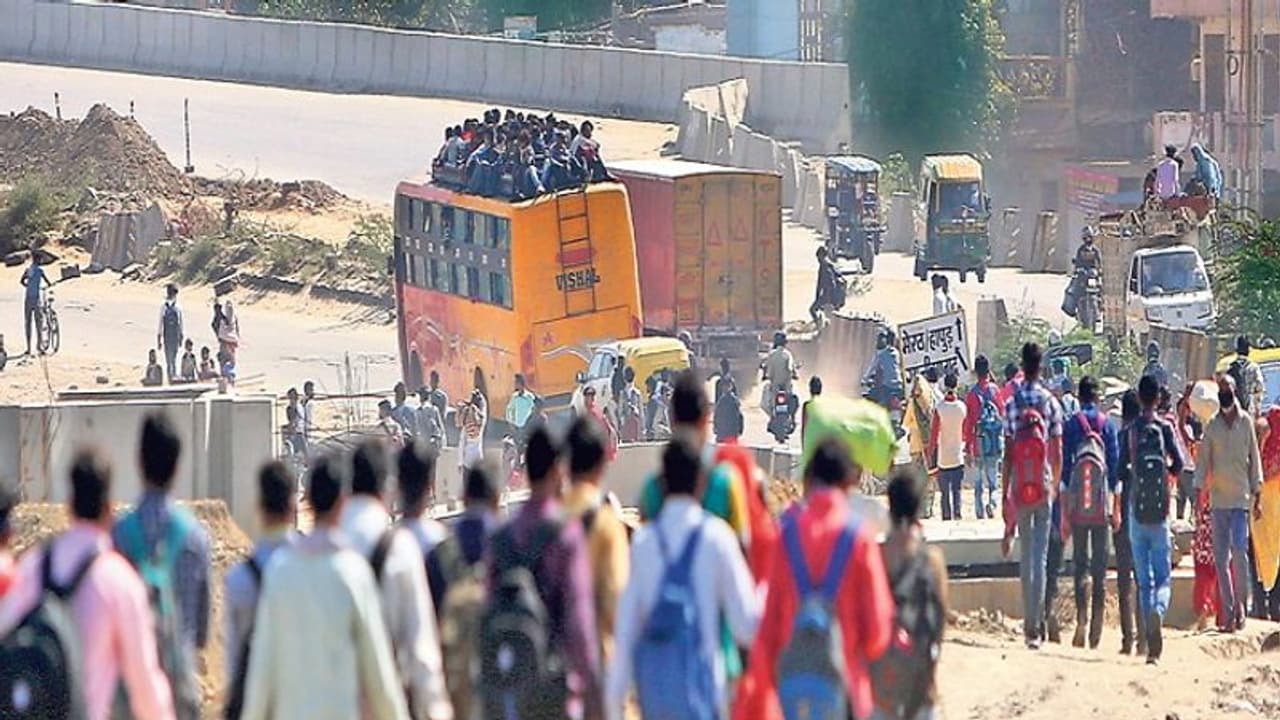 लॉकडाउन में घर लौट रहे 13 लोगों ने रास्ते में तोड़ा दम, 200 किलोमीटर पैदल चलने के बाद डिलिवरी ब्वॉय की मौत लॉकडाउन में घर लौट रहे 13 लोगों ने रास्ते में तोड़ा दम, 200 किलोमीटर पैदल चलने के बाद डिलिवरी ब्वॉय की मौत