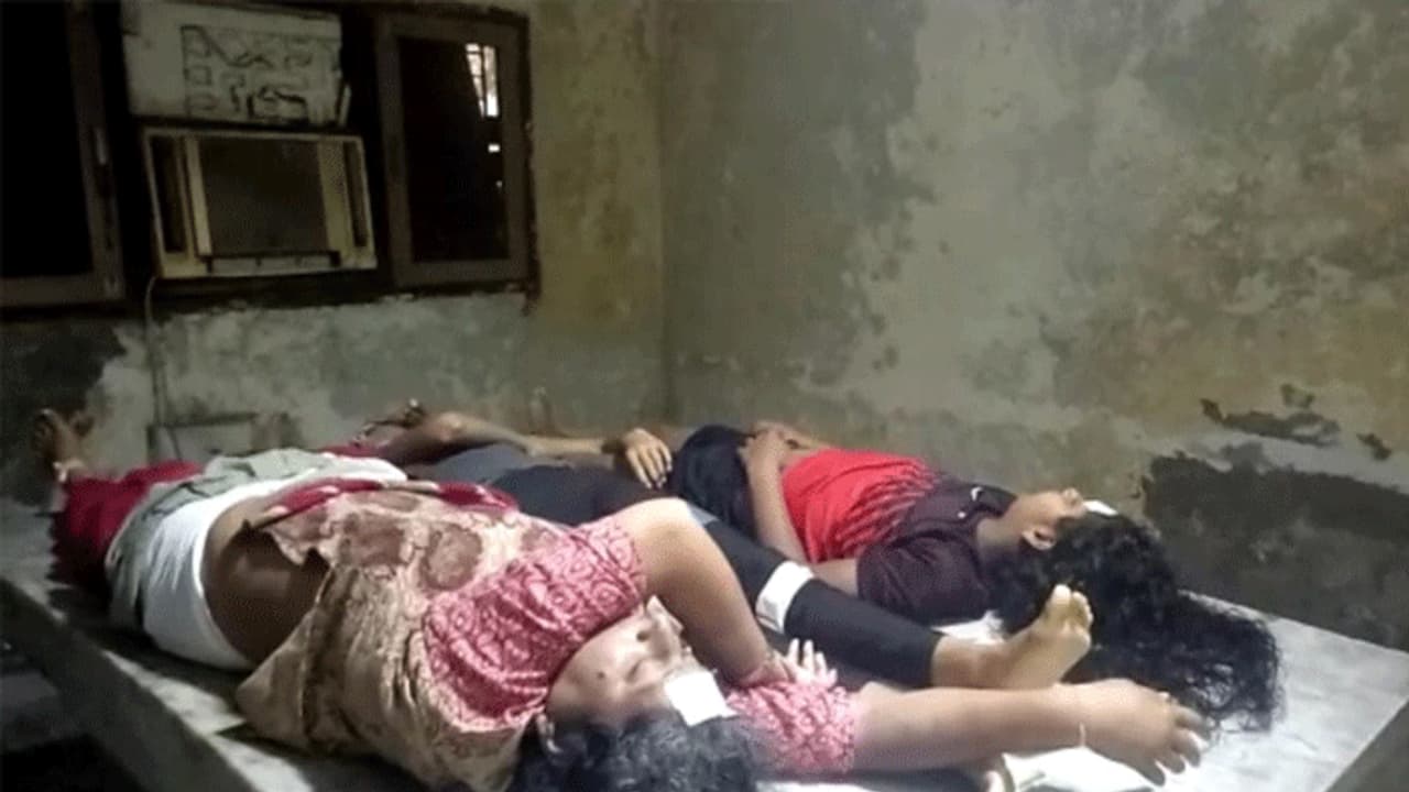 एक झटके में खत्म हो गया परिवार, मां की पास खून से सनी पड़ी थीं बच्चों की लाश..दूर पड़ा था पिता का शव एक झटके में खत्म हो गया परिवार, मां की पास खून से सनी पड़ी थीं बच्चों की लाश..दूर पड़ा था पिता का शव