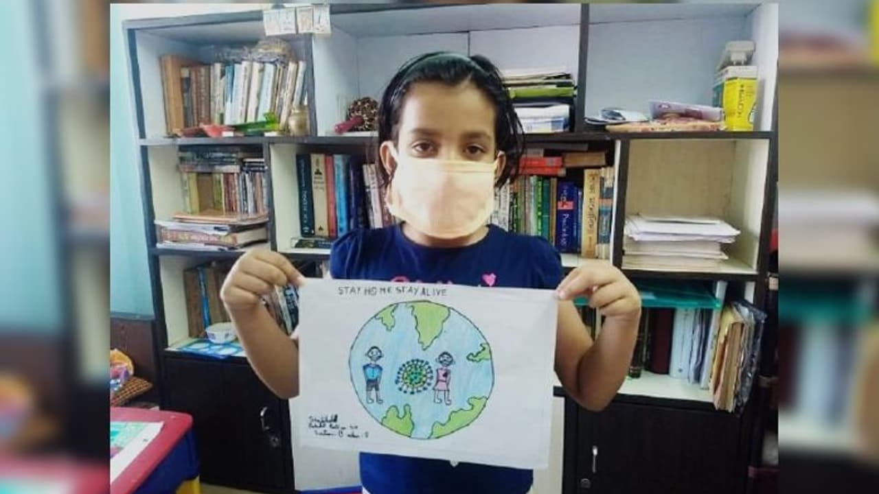 করোনার বিরুদ্ধে লড়াই করুন বাড়িতে থেকে, ছবি এঁকে বার্তা ক্লাস টু এর এই ক্ষুদের করোনার বিরুদ্ধে লড়াই করুন বাড়িতে থেকে, ছবি এঁকে বার্তা ক্লাস টু এর এই ক্ষুদের