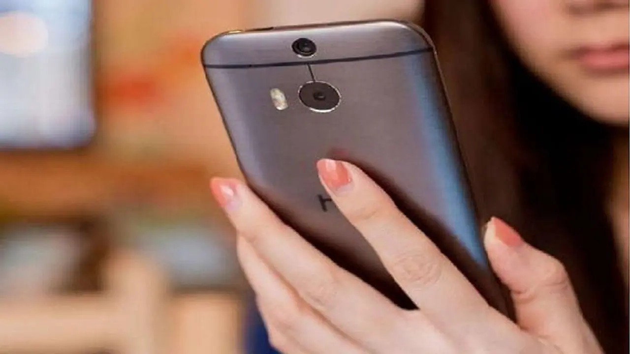 வேண்டாம் ஆபத்தோடு விளையாடாதீங்க..!! அவர்கள் தவறான படங்களை பார்க்க நேரிடும் என எச்சரிக்கும் ஆசிரியர்கள்...!! வேண்டாம் ஆபத்தோடு விளையாடாதீங்க..!! அவர்கள் தவறான படங்களை பார்க்க நேரிடும் என எச்சரிக்கும் ஆசிரியர்கள்...!!