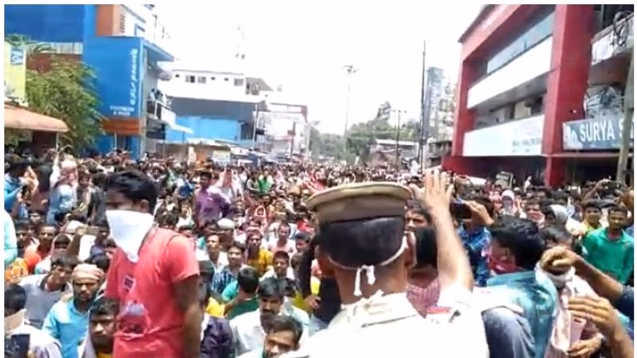 ചങ്ങനാശ്ശേരിയിൽ വിലക്ക് ലംഘിച്ച് അതിഥി തൊഴിലാളികൾ ദേശീയപാതയിൽ കുത്തിയിരിക്കുന്നു