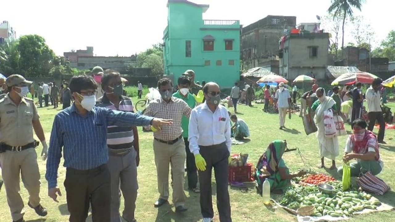 লকডাউনে ভীড় কমাতে বাজার নামল মাঠে, সবজি নিয়ে মেদিনীপুরের রাস্তায় কৃষি বিপণন দপ্তর লকডাউনে ভীড় কমাতে বাজার নামল মাঠে, সবজি নিয়ে মেদিনীপুরের রাস্তায় কৃষি বিপণন দপ্তর