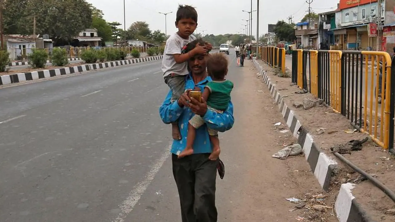 পরিযায়ী শ্রমিকরা হেঁটেই চলছেন, পথে পাঁচ শিশু সহ মৃত ১৭