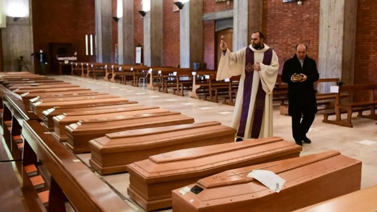 ஸ்பெயினில் கொத்து, கொத்தாய் மடியும் மக்கள்... ஒரே நாளில் இத்தனை மரணமா? ஸ்பெயினில் கொத்து, கொத்தாய் மடியும் மக்கள்... ஒரே நாளில் இத்தனை மரணமா?