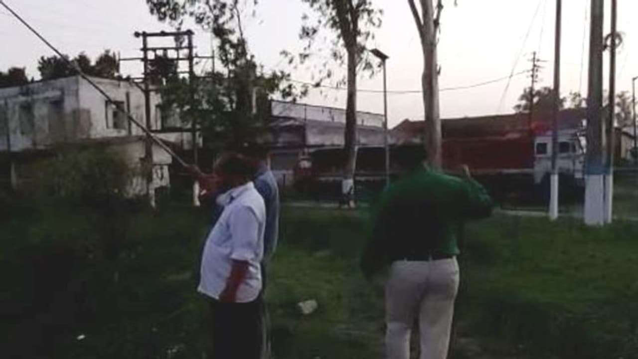 লকডাউনেও 'কর্তব্যে গাফিলতি', পুকুরপাড়ে মাছ ধরে সময় কাটালেন অতিরিক্ত জেলাশাসক লকডাউনেও 'কর্তব্যে গাফিলতি', পুকুরপাড়ে মাছ ধরে সময় কাটালেন অতিরিক্ত জেলাশাসক