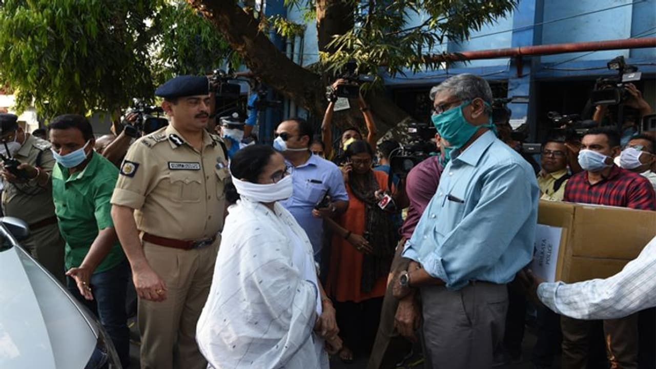 ममता बनर्जी ने कोरोना से जंग लड़ने वालों का जताया आभार, कहा आपके लिए शब्द भी कम ममता बनर्जी ने कोरोना से जंग लड़ने वालों का जताया आभार, कहा आपके लिए शब्द भी कम