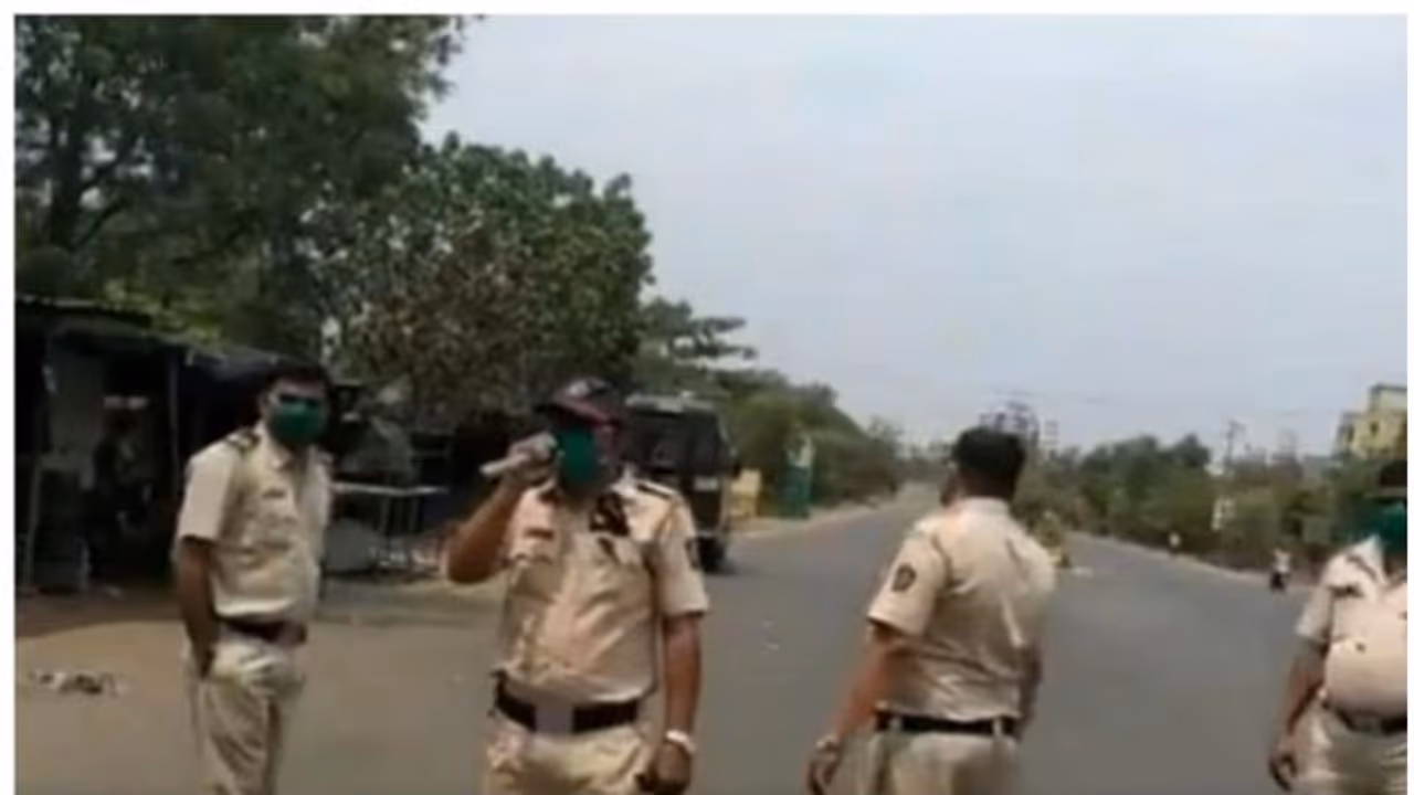 കൊവിഡ് 19: 'പ്രിയപ്പെട്ടവരെ, ജീവിതം മരണമായി മാറാതിരിക്കട്ടെ...' പാട്ടുമായി പൊലീസ് ഉദ്യോ​ഗസ്ഥൻ: വീഡിയോ