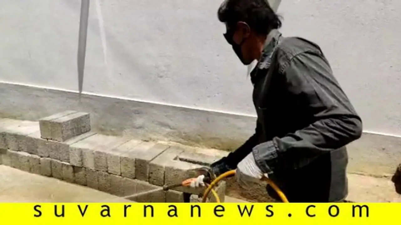 ರಸ್ತೆಗಿಳಿದು ಕ್ರಿಮಿನಾಶಕ ಸಿಂಪಡಿಸಿದ ಕನ್ನಡದ ಹಿರಿಯ ನಟ ರಸ್ತೆಗಿಳಿದು ಕ್ರಿಮಿನಾಶಕ ಸಿಂಪಡಿಸಿದ ಕನ್ನಡದ ಹಿರಿಯ ನಟ