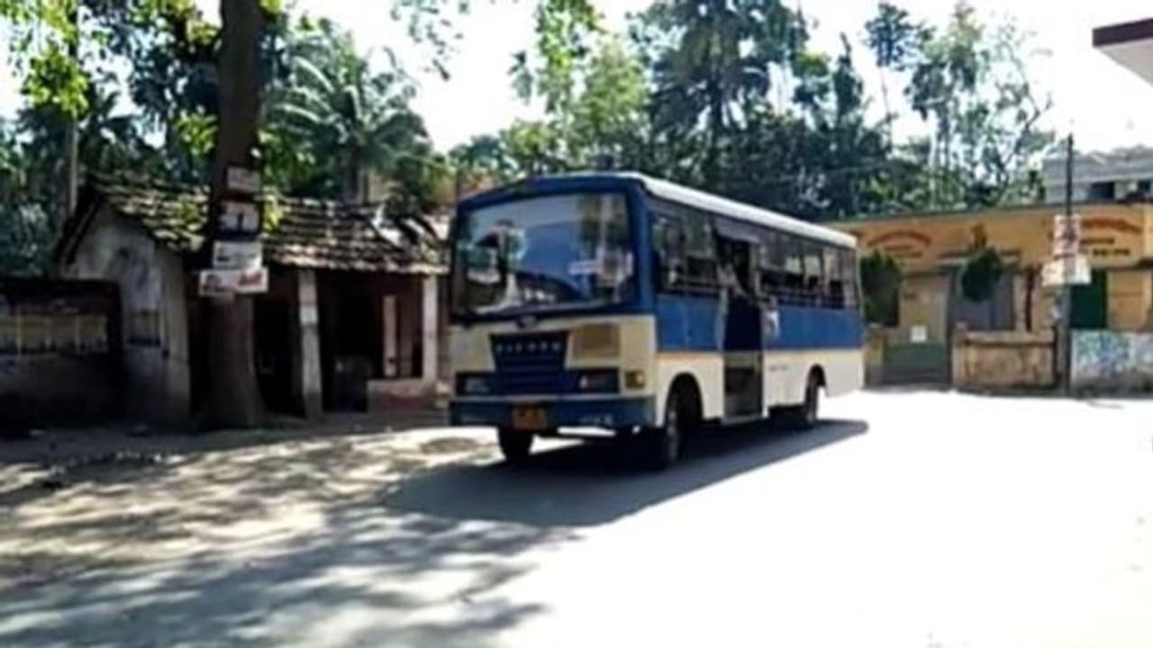 ফের দেখা গেল মানবিক মুখ, পরিচারিকা রিক্সা ও ঠেলাওয়ালাদের ঘরে ফেরাল পুলিশ ফের দেখা গেল মানবিক মুখ, পরিচারিকা রিক্সা ও ঠেলাওয়ালাদের ঘরে ফেরাল পুলিশ