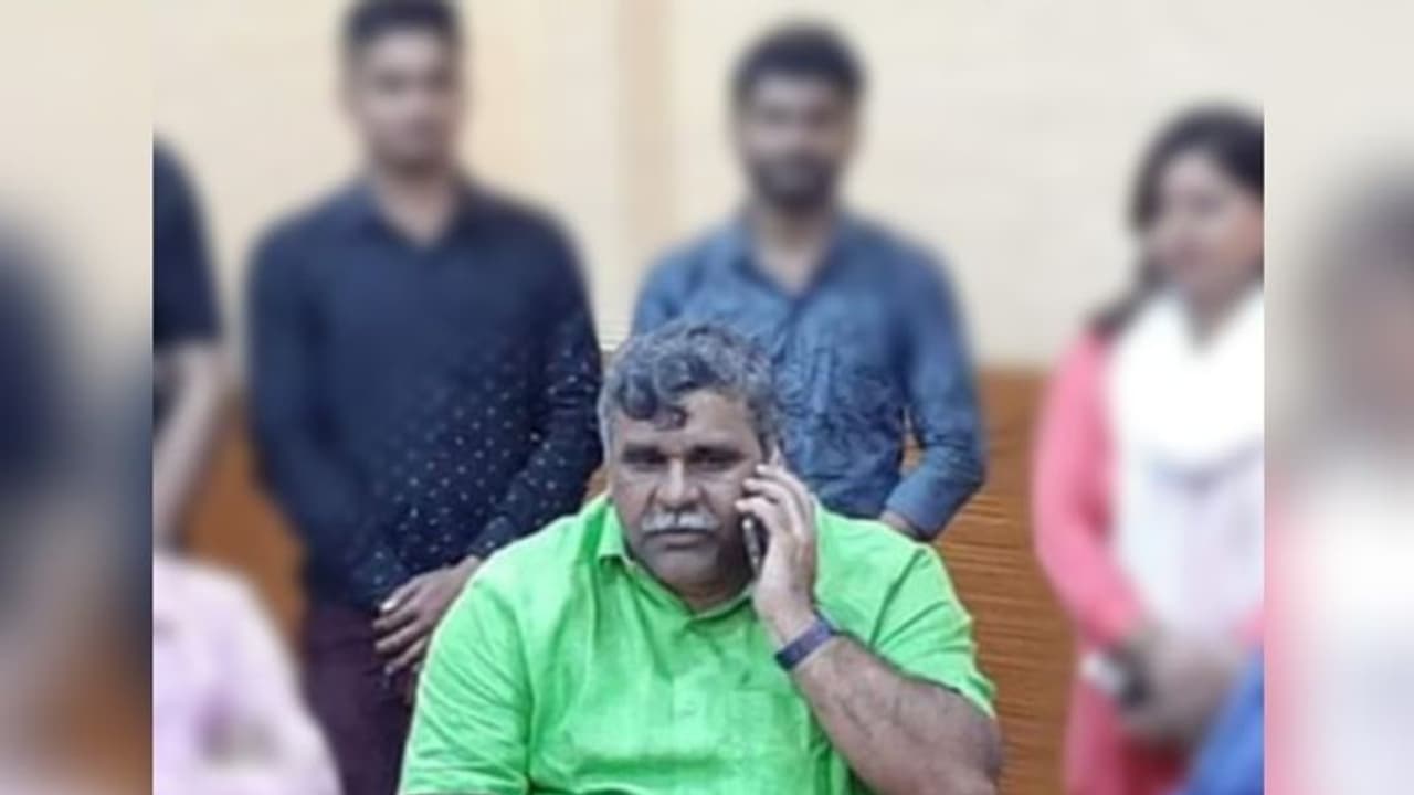 'সোশ্যাল ডিসট্যান্স' বজায় রাখতে অভিনব পদক্ষেপ, অনলাইন চেম্বার চালু মেয়রের 'সোশ্যাল ডিসট্যান্স' বজায় রাখতে অভিনব পদক্ষেপ, অনলাইন চেম্বার চালু মেয়রের