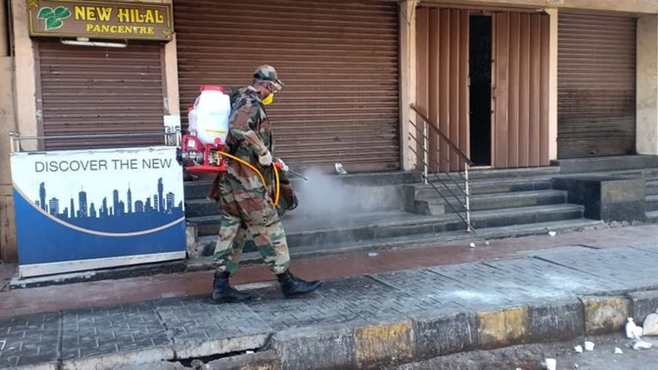 ഒരു കുടുംബത്തിലെ നാല് പേരടക്കം തമിഴ് നാട്ടിൽ എട്ട് പേർക്ക് കൊവിഡ്; 10 മാസം പ്രായമുള്ള കുഞ്ഞിനും രോഗം ഒരു കുടുംബത്തിലെ നാല് പേരടക്കം തമിഴ് നാട്ടിൽ എട്ട് പേർക്ക് കൊവിഡ്; 10 മാസം പ്രായമുള്ള കുഞ്ഞിനും രോഗം