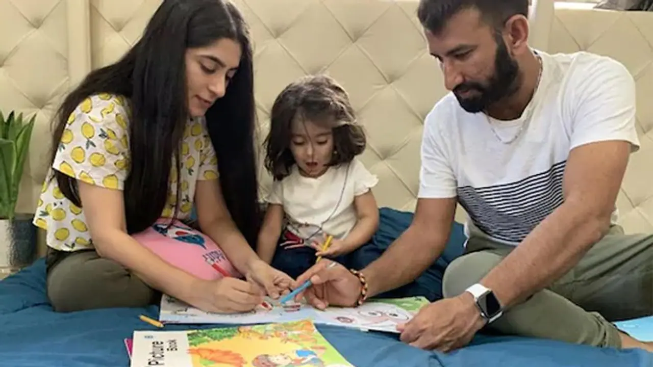 భార్యకు సాయం చేస్తూ.. పిల్లలతో ఆడుకుంటూ: లాక్డౌన్ను ఎంజాయ్ చేస్తున్న పుజారా భార్యకు సాయం చేస్తూ.. పిల్లలతో ఆడుకుంటూ: లాక్డౌన్ను ఎంజాయ్ చేస్తున్న పుజారా