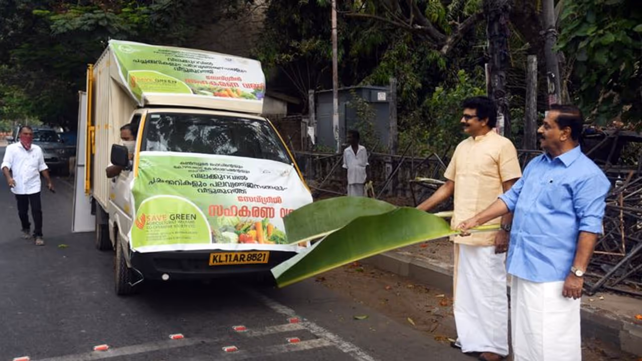 വിലക്കുറവില് പച്ചക്കറിയും പലവ്യഞ്ജനങ്ങളും വീട്ടുമുറ്റത്തേക്ക്; കോഴിക്കോട് സേവ് ഗ്രീന്റെ സഹകരണവണ്ടി വിലക്കുറവില് പച്ചക്കറിയും പലവ്യഞ്ജനങ്ങളും വീട്ടുമുറ്റത്തേക്ക്; കോഴിക്കോട് സേവ് ഗ്രീന്റെ സഹകരണവണ്ടി