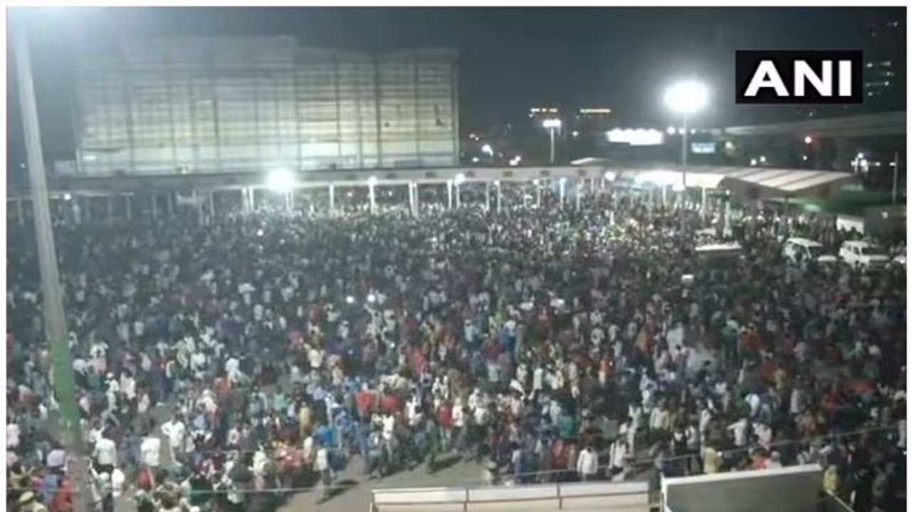 ദില്ലിയിലെ കൂട്ട പലായനം: ഉദ്യോഗസ്ഥര്ക്ക് സസ്പെന്ഷനും, നോട്ടീസും, നടപടിയുമായി കേന്ദ്രം ദില്ലിയിലെ കൂട്ട പലായനം: ഉദ്യോഗസ്ഥര്ക്ക് സസ്പെന്ഷനും, നോട്ടീസും, നടപടിയുമായി കേന്ദ്രം