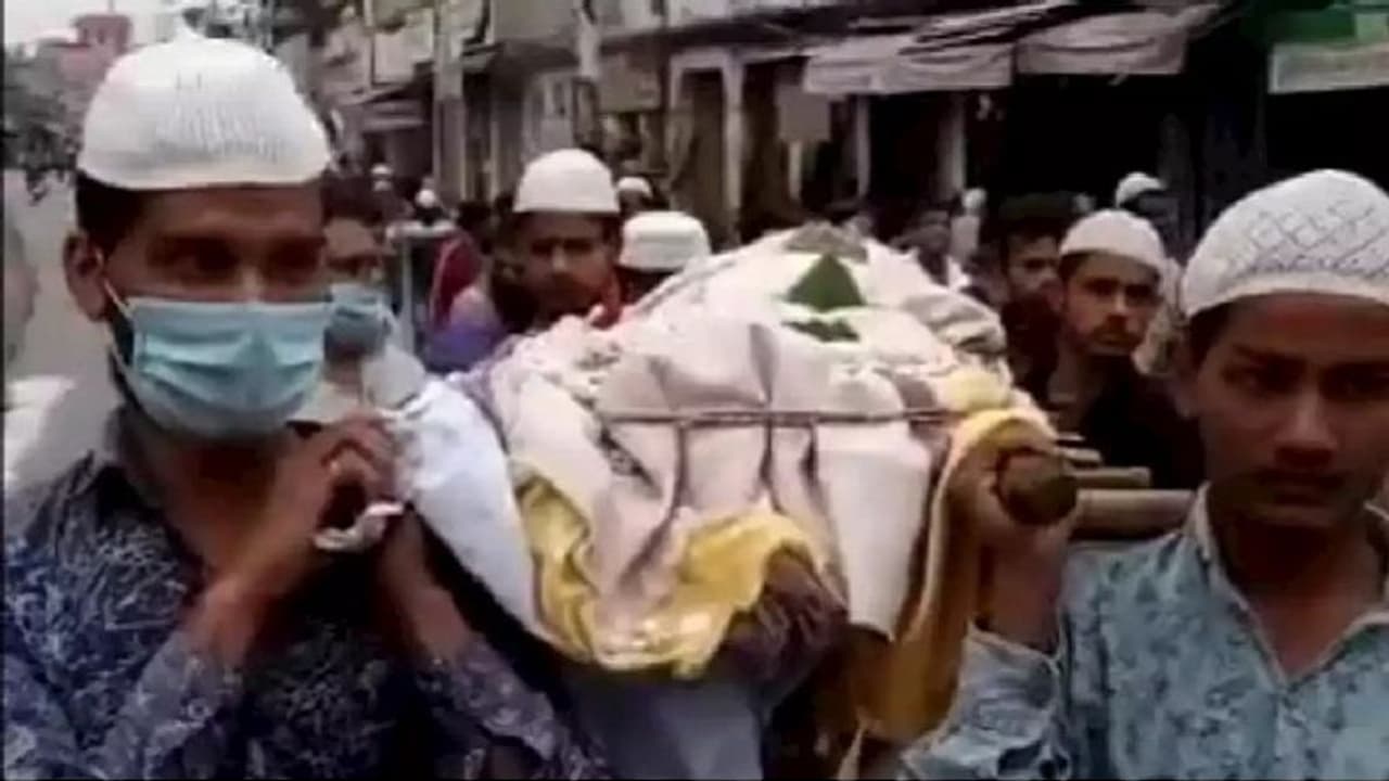 लॉक डाउन में नहीं आ सका परिवार, मुसलमानों ने दिया अर्थी को कंधा, राम नाम सत्य है बोलकर किया दाह संस्कार लॉक डाउन में नहीं आ सका परिवार, मुसलमानों ने दिया अर्थी को कंधा, राम नाम सत्य है बोलकर किया दाह संस्कार