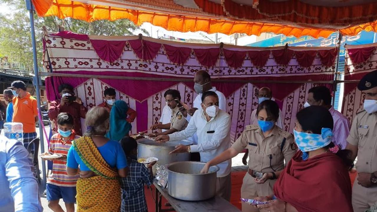 ಭಾರತ್ ಲಾಕ್ಡೌನ್: ಜನರ ಹಸಿವು ನೀಗಿಸಿದ ಪೊಲೀಸರು! ಭಾರತ್ ಲಾಕ್ಡೌನ್: ಜನರ ಹಸಿವು ನೀಗಿಸಿದ ಪೊಲೀಸರು!