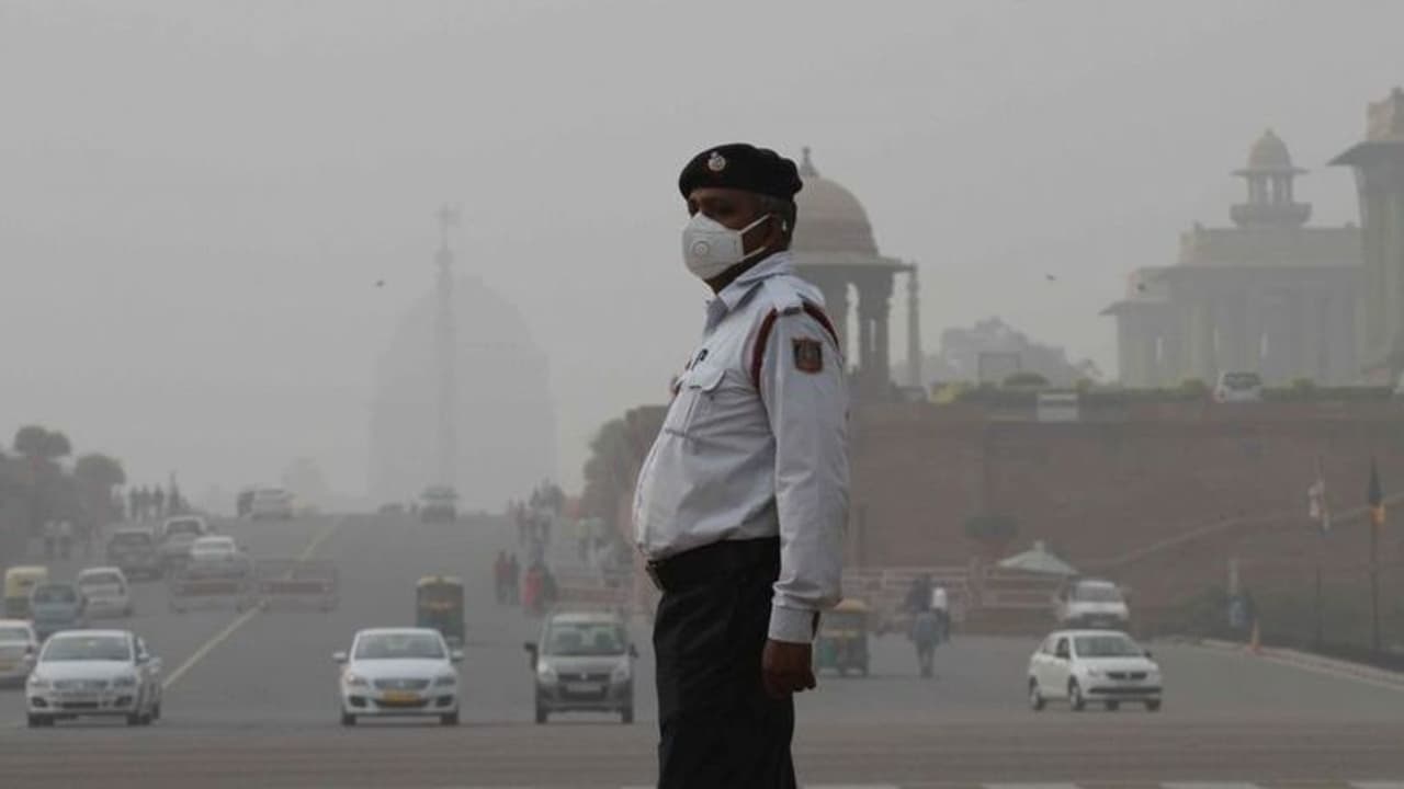 Delhi wakes up to worst pollution level of the season as AQI touches 499, remains in 'severe' category