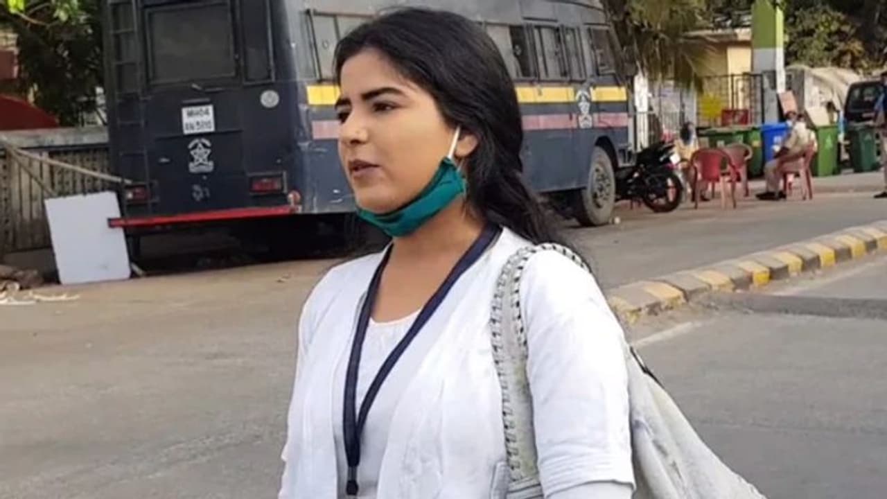 కరోనా ఎఫెక్ట్.. నర్స్గా మారిన హీరోయిన్! కరోనా ఎఫెక్ట్.. నర్స్గా మారిన హీరోయిన్!