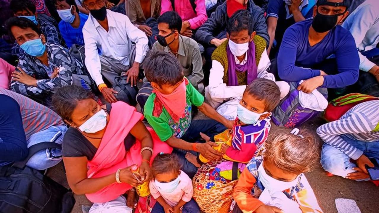 పేదరికంలోకి 40 కోట్ల మంది ఇండియన్లు: 125 కోట్ల మందికి ఉపాధి కరువు పేదరికంలోకి 40 కోట్ల మంది ఇండియన్లు: 125 కోట్ల మందికి ఉపాధి కరువు