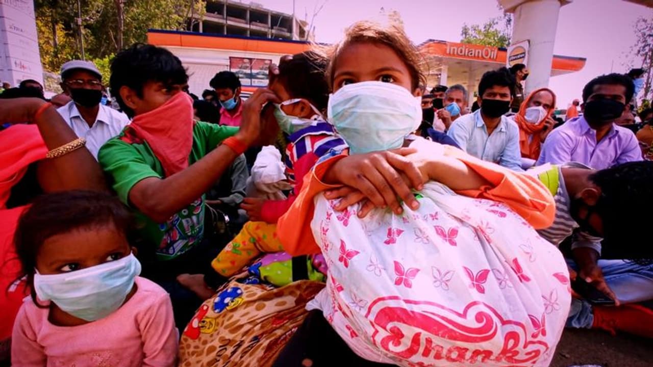 കൂട്ടപ്പലായനം: ഇടപെട്ട് ആശയക്കുഴപ്പം ഉണ്ടാക്കാനില്ലെന്ന് സുപ്രീംകോടതി, റിപ്പോർട്ട് തേടി കൂട്ടപ്പലായനം: ഇടപെട്ട് ആശയക്കുഴപ്പം ഉണ്ടാക്കാനില്ലെന്ന് സുപ്രീംകോടതി, റിപ്പോർട്ട് തേടി