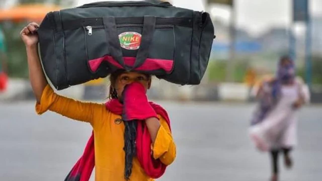 कोरोना वॉरियर्स: पलायन रुके, इसलिए माफ किया 50 किराएदारों का किराया, साथ में खाने का भी किया इंतजाम कोरोना वॉरियर्स: पलायन रुके, इसलिए माफ किया 50 किराएदारों का किराया, साथ में खाने का भी किया इंतजाम