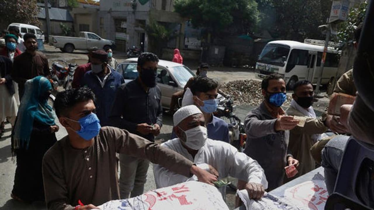 'করোনা করে না বৈষম্য, ইমরান সরকার করে', অমানবিকতার শিকার পাক হিন্দুরা 'করোনা করে না বৈষম্য, ইমরান সরকার করে', অমানবিকতার শিকার পাক হিন্দুরা