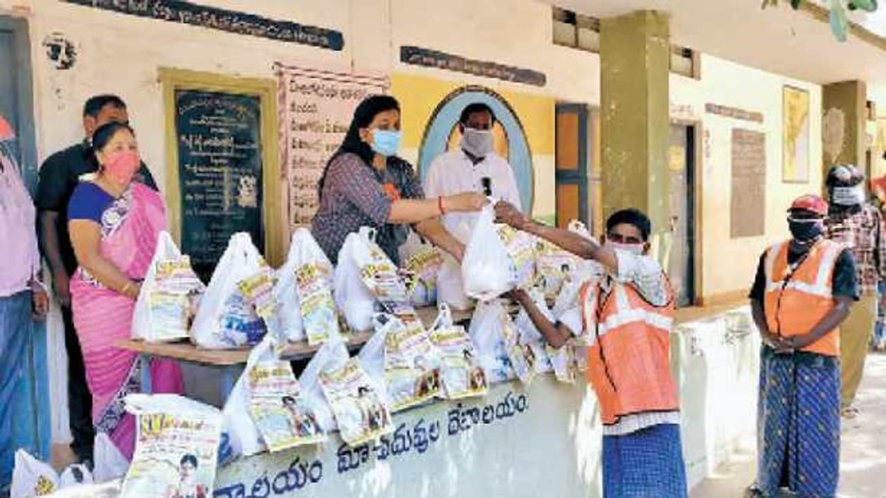 தினமும் 5 ஆயிரம் பேருக்கு வயிராற சாப்பாடு... சைலன்டாக சேவை செய்யும் பிரபல நடிகை...! தினமும் 5 ஆயிரம் பேருக்கு வயிராற சாப்பாடு... சைலன்டாக சேவை செய்யும் பிரபல நடிகை...!