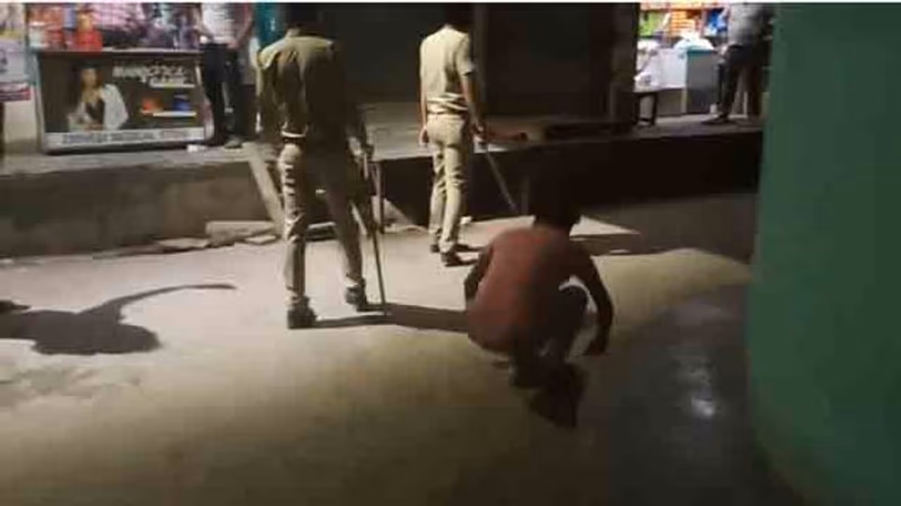 লকডাউন ভেঙে চলছিল আড্ডা, ছত্রভঙ্গ করতে গিয়ে আক্রান্ত পুলিশ লকডাউন ভেঙে চলছিল আড্ডা, ছত্রভঙ্গ করতে গিয়ে আক্রান্ত পুলিশ