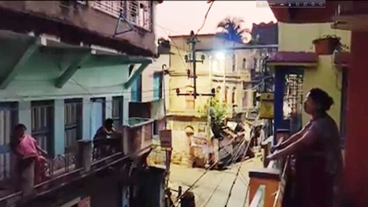 এবার ইতালির ছায়া বাংলাতেও, বারান্দায় দাঁড়িয়ে পাড়াসুদ্ধ লোক গেয়ে উঠল, "আগুনের পরশমণি" এবার ইতালির ছায়া বাংলাতেও, বারান্দায় দাঁড়িয়ে পাড়াসুদ্ধ লোক গেয়ে উঠল, "আগুনের পরশমণি"