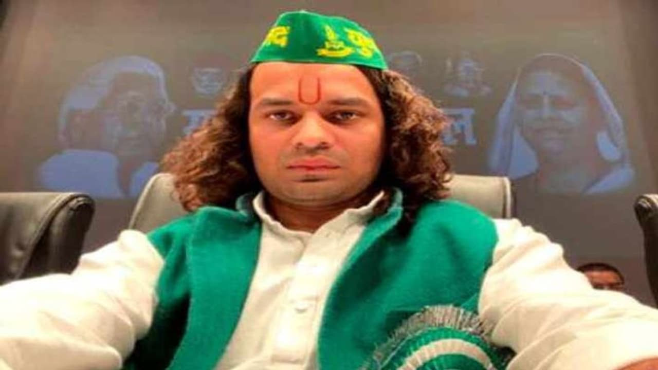 कोरोना से लड़ने के लिए लालू के लाल ने निकाला त्रेता युग का तरीका, लोगों को भी दे रहे सलाह कोरोना से लड़ने के लिए लालू के लाल ने निकाला त्रेता युग का तरीका, लोगों को भी दे रहे सलाह