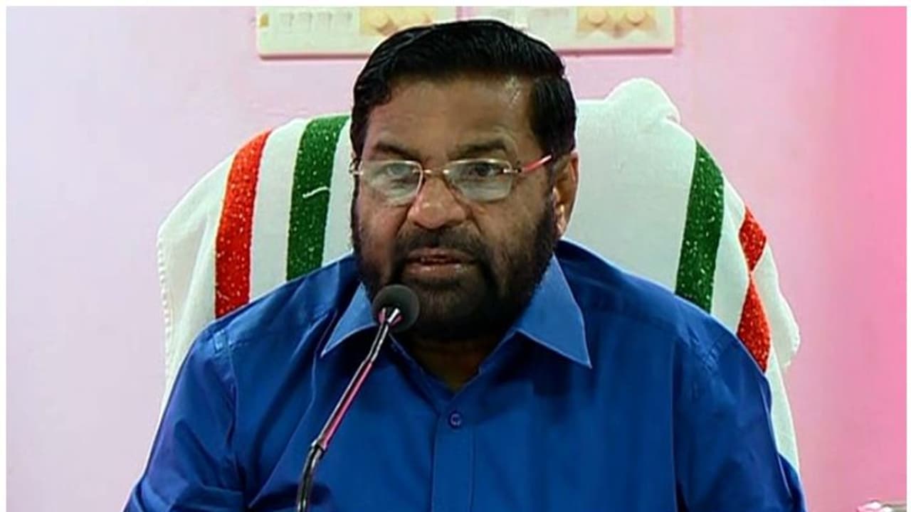 ട്രിപ്പിൾ ലോക്ക്ഡൗണ്: ലോഡ്ജുകളിലും മറ്റും കുടുങ്ങിയവര്ക്ക് ഭക്ഷണമെത്തിക്കുമോ? കടകംപള്ളി പറയുന്നു ട്രിപ്പിൾ ലോക്ക്ഡൗണ്: ലോഡ്ജുകളിലും മറ്റും കുടുങ്ങിയവര്ക്ക് ഭക്ഷണമെത്തിക്കുമോ? കടകംപള്ളി പറയുന്നു