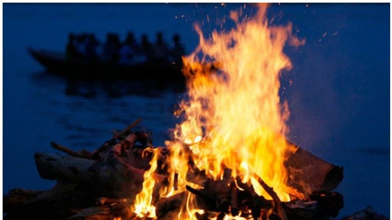 కరోనాతో మృతి: అంత్యక్రియలకు అడ్డుపడ్డ జనం... కేసులు పెట్టిన పోలీసులు కరోనాతో మృతి: అంత్యక్రియలకు అడ్డుపడ్డ జనం... కేసులు పెట్టిన పోలీసులు