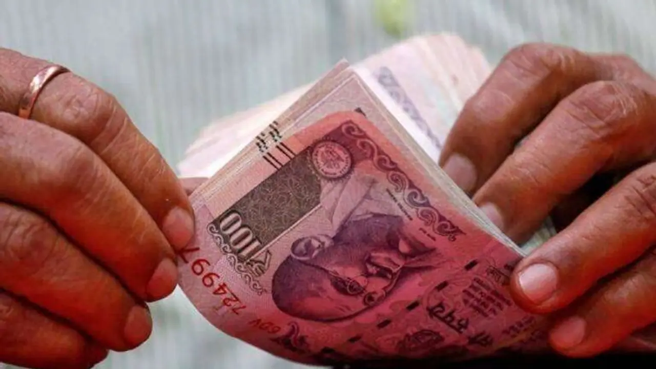 కరోనాకు చెక్: కుక్కర్‌లో కరెన్సీకి ఆవిరి, కిరాణ యజమాని వినూత్న ఆలోచన