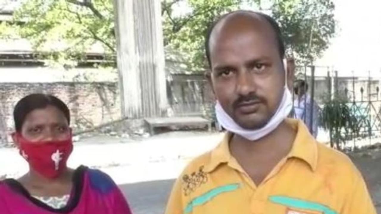 দীর্ঘ পথ হেঁটেও মিলল না সন্তানের ওষুধ, দম্পতিকে সাহায্য়ের হাত এগিয়ে দিল কলকাতা পুলিশ