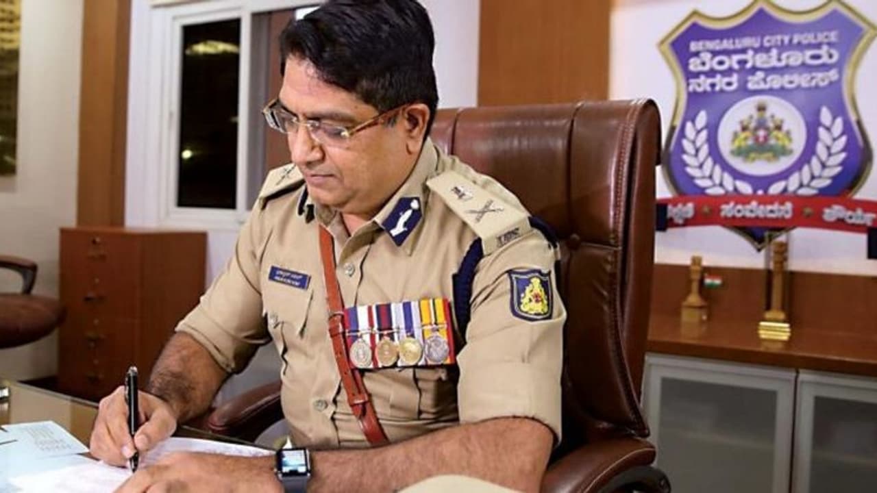 ಲಾಕ್ಡೌನ್: ಪೊಲೀಸರಿಗೆ 14 ಮಹತ್ವದ ಸೂಚನೆಗಳನ್ನು ನೀಡಿದ ಕಮಿಷನರ್ ಲಾಕ್ಡೌನ್: ಪೊಲೀಸರಿಗೆ 14 ಮಹತ್ವದ ಸೂಚನೆಗಳನ್ನು ನೀಡಿದ ಕಮಿಷನರ್