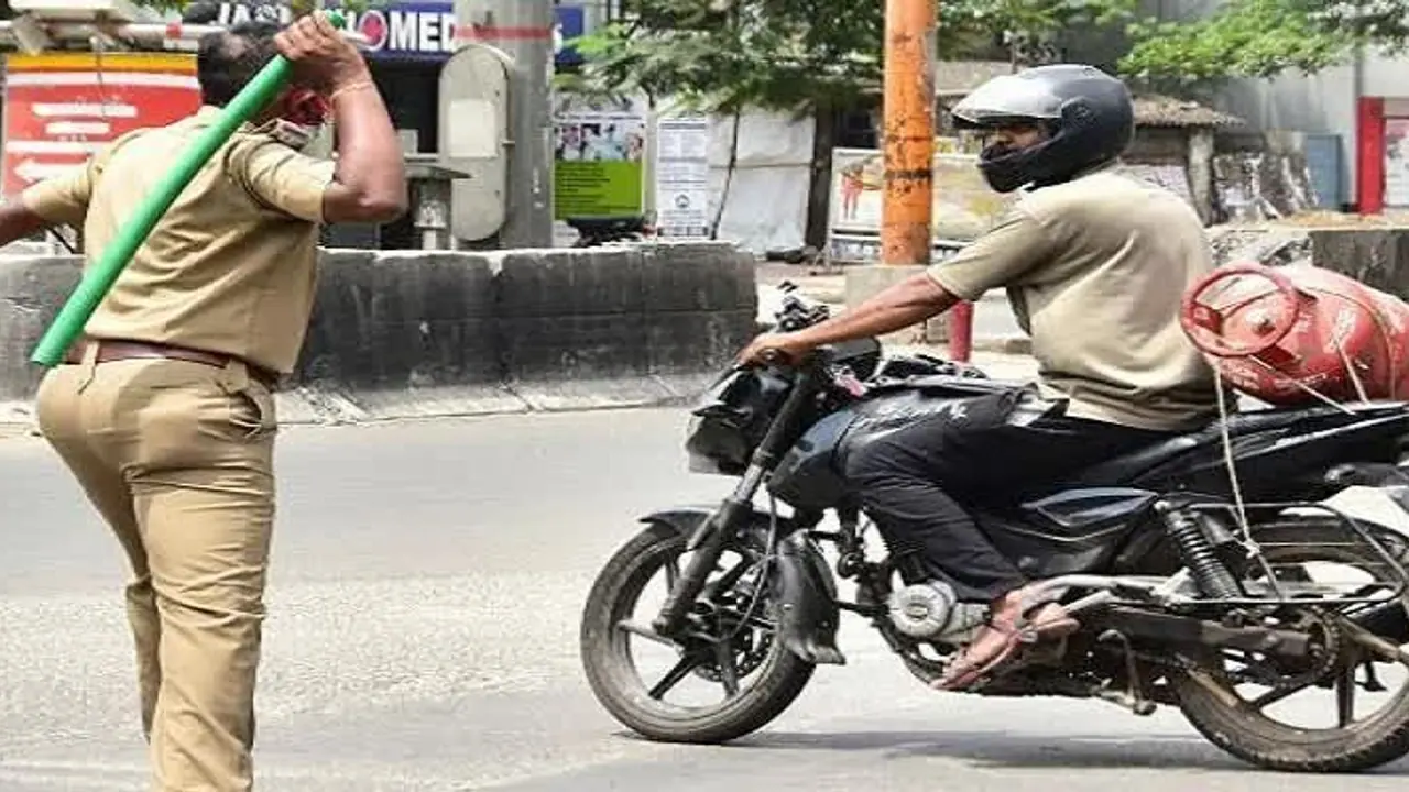 ಲಾಕ್ಡೌನ್: 50ಕ್ಕೂ ಹೆಚ್ಚು ವಾಹನ ಮುಟ್ಟುಗೋಲು ಲಾಕ್ಡೌನ್: 50ಕ್ಕೂ ಹೆಚ್ಚು ವಾಹನ ಮುಟ್ಟುಗೋಲು